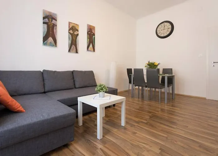 16 C&J\'S Apartment